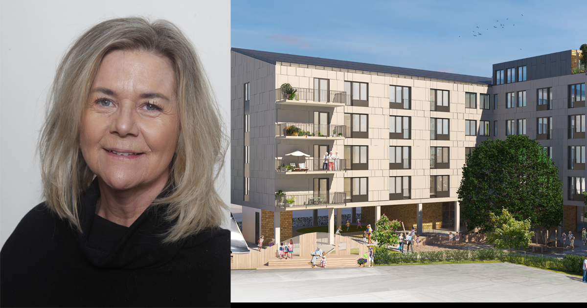 Porträtt av leende kvinna med ljust hår, bredvid en modern flerbostadsbyggnad med balkonger och grönområde.