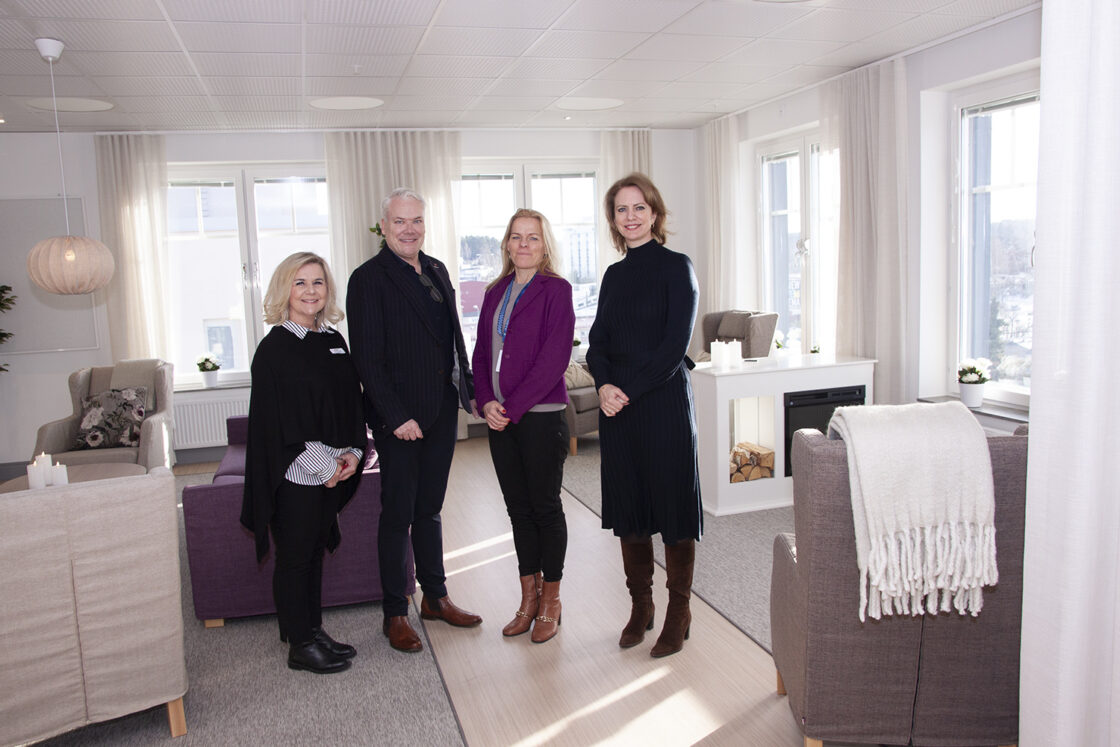 Nyhetsbild besök på äldreboendet Nyckelharpan. Till vänster står Ewa Svensson, verksamhetschef för Nyckelharpan och Peter Ceder, äldreomsorgschef på Stockholms Sjukhem.