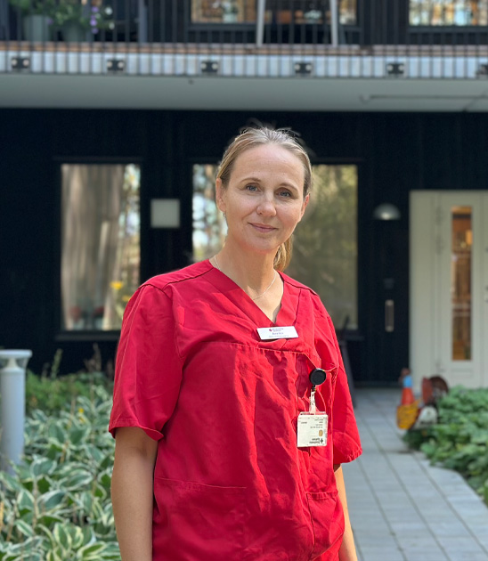 Annika, aktivitetsansvrig på äldreboendet Poesin i Nacka. Ung kvinna i röda arbetskläder.