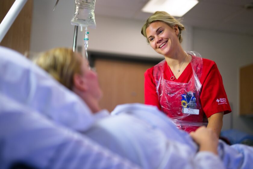 Patient i säng och personal vid sängen