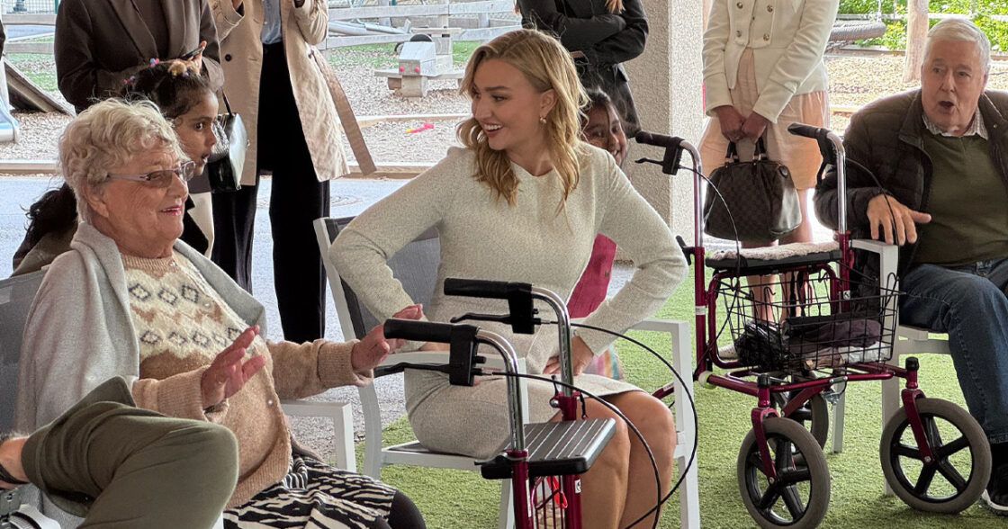 Ebba Busch är med på gymnastik med barn och äldre på Nyckelharpan.
