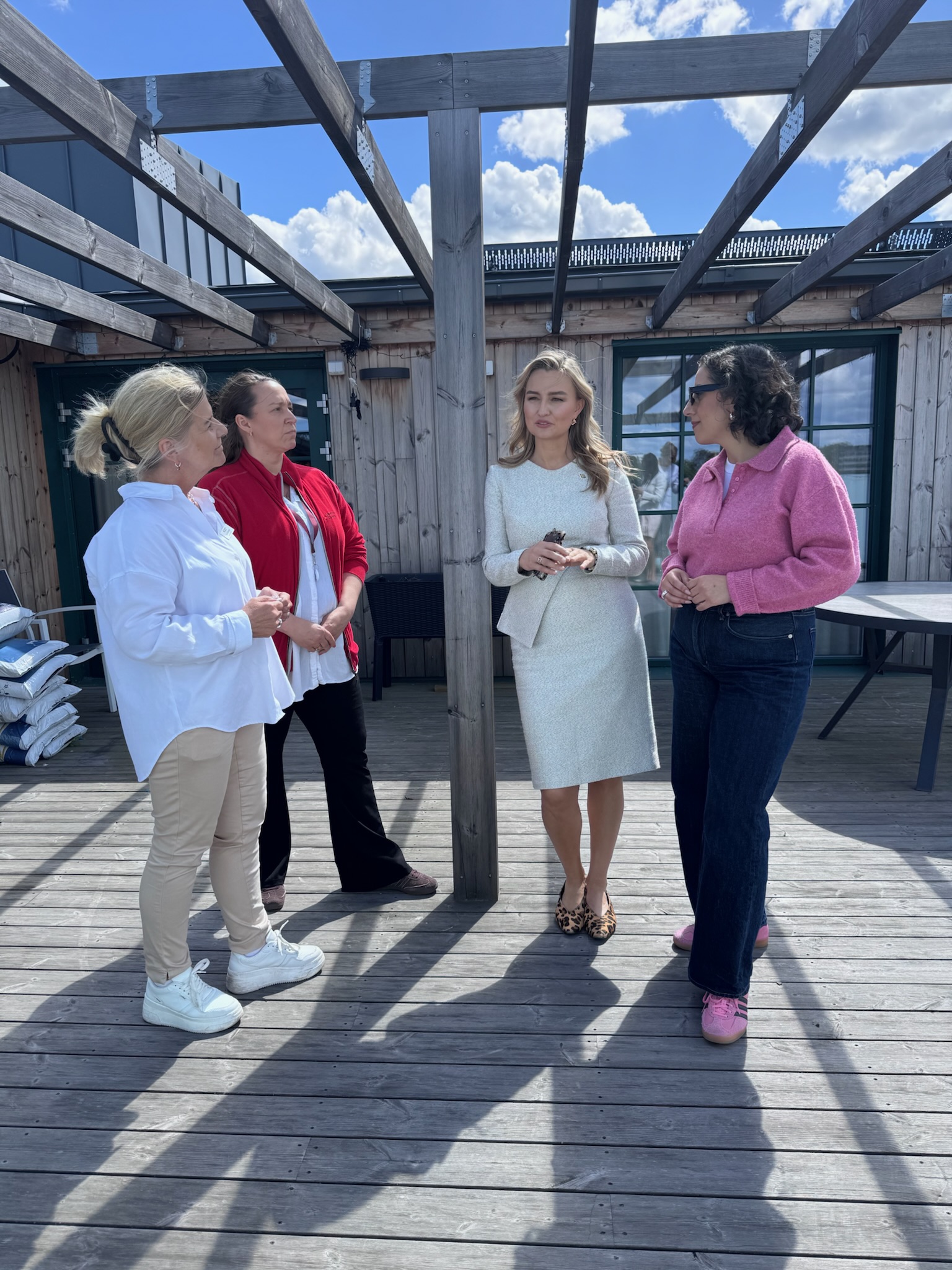Ewa Svensson, verksamhetschef på Nyckelharpan, Ida Duque, biträdande verksamhetschef pratar med näringsminister Ebba Busch och utbildningsminister Simona Mohamsson på Nyckelharpans takterrass.