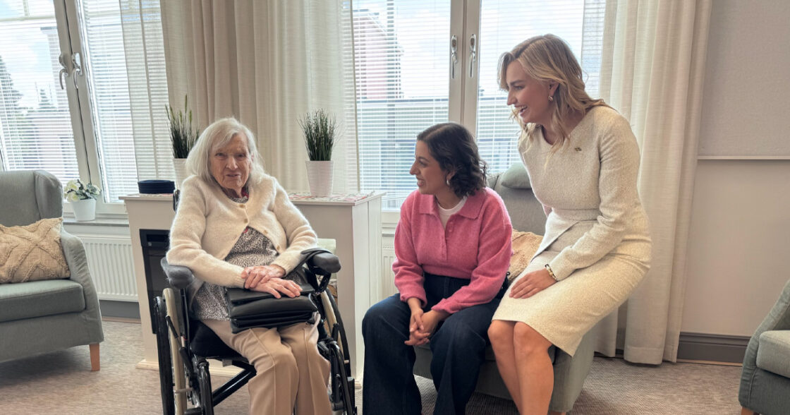 Simona Mohamsson och Ebba Busch besökte äldreboendet Nyckelharpan. Här talar de med en kvinna som bor på boendet.