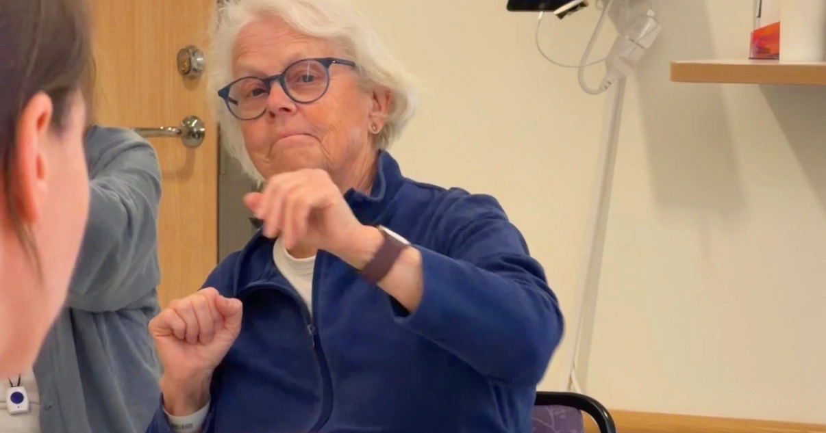 patient på rehab gör sittgympa